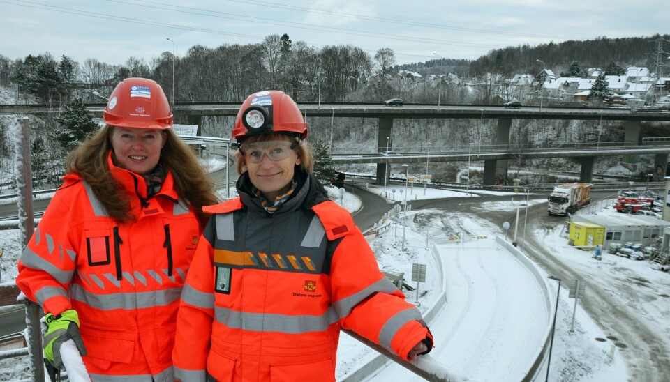 Prosjektleder Gunn Brungot og hovedbyggeleder Grethe Bodholt i Statens vegvesen står her foran området som vil bli totalt forandret tre år frem i tid. Bruene i bakgrunnen skal rives og et nytt veisystem med blant annet rundkjøringer og en ny firefelts bru skal bygges.