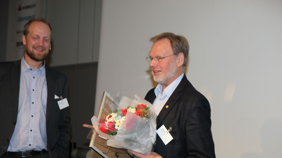 Thor Skjeggedal (t.h.) mottok hedersbevisningen av styreleder i NFF, Øyvind Engelstad.