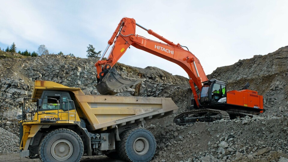 92-tonneren Hitachi ZX890LCR-6 HR fyller kassa på Komatsu-trucken HD605.