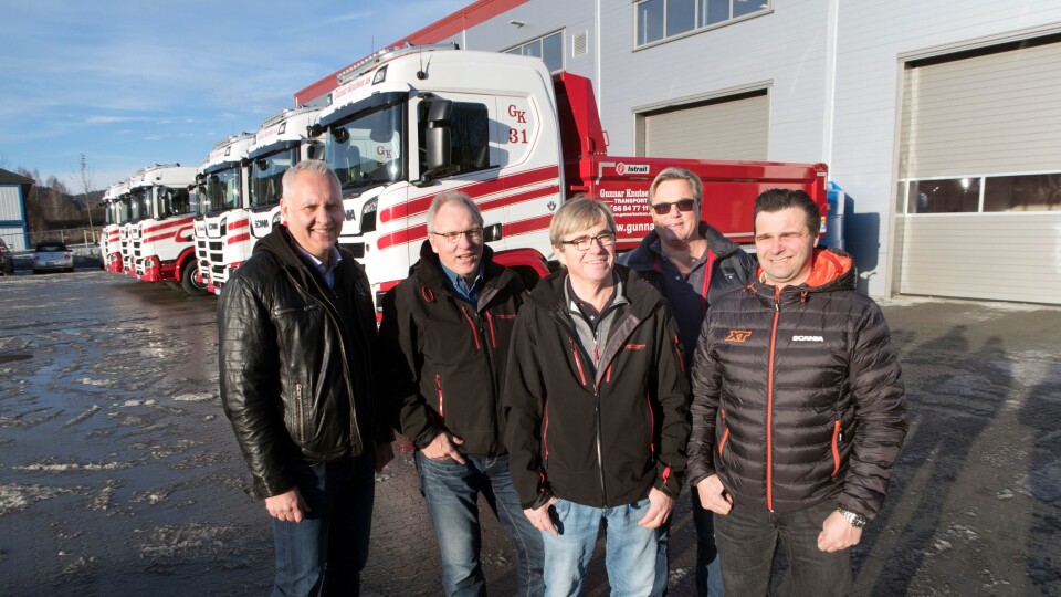 Det var god stemning da Oddbjørn Buer, Frank Vestveit, Terje Knutsen, John Gunnar Knutsen (alle Gunnar Knutsen) og Tom Schumann fra Norsk Scania var på overlevering av sju nye Scania R-serie tippbiler.