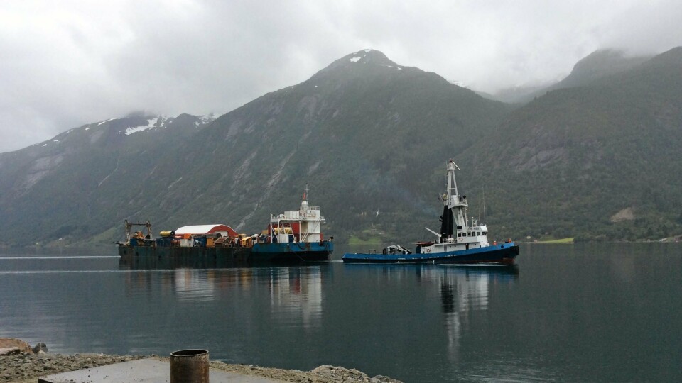 Utstyr ble fraktet inn i Fjærlandsfjorden, en arm i Sognefjorden, med lekter for å redusere påvirkningen på det ytre miljøet i Lemminkäinens prosjekt.