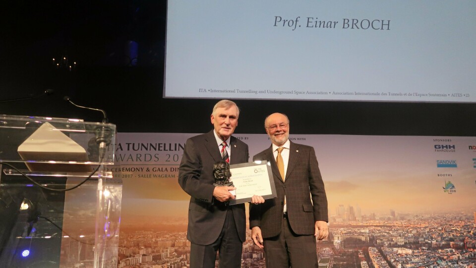 ITA-president Tarcisio Celestino (t.h) deler ut prisen «Life Time Achievement» til professor Einar Broch – som selv har vært ITA-president tidligere.