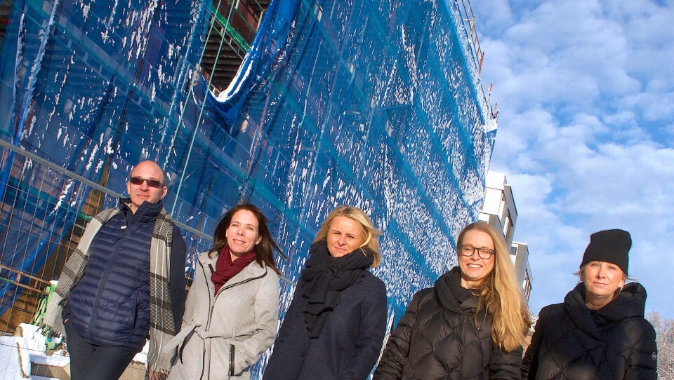 Markedsdirektør Anniken Haug(i midten) i Oxer Eiendom kan glede seg over at nybygget(t.v.) i Nedre Storgate 19 i Drammen nå er fylt opp. Der skal Rita Ludvigsen(nr. to fra venstre), her sammen med ektemannen Børre(t.v.), åpne byens eneste delikatesseforretning, mens Elin Fossland og datteren Christine Fossland Guddal tar med seg arkitektkontoret; Arkitekt Fossland, til de nye lokalene.