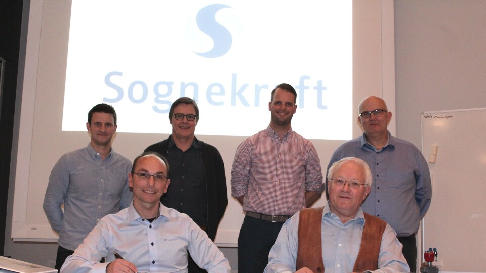 Signering av avtalen mellom Sognekraft AS og LNS AS. Foran fra venstre: Harald Fimreite (Utbyggingssjef Sognekraft) og Bjørn Kielland (Divisjonsdirektør Entreprenør LNS). Bak fra venstre: Erlend Bårgard (Assisterende prosjektleder Sognekraft), Bjørn Roger Otterdal (Prosjektleder Sognekraft), Kristian Repstad (Anleggsleder LNS)  og Dag Rindahl Brox (Prosjektleder LNS).