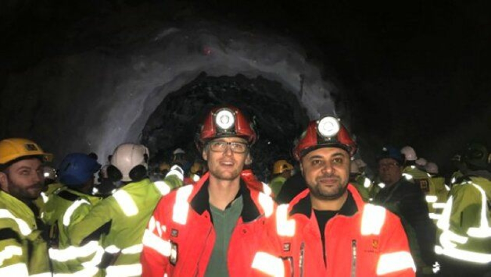 Erik Jensen(t.v.), og Ahmed Al-Samarray gleder seg til å bruke seismikk under drivingen av Rogfast. Her er de fotografert da det ble gjennomslag i Ryfylketunnelen - en av tre tunneler i Ryfast.