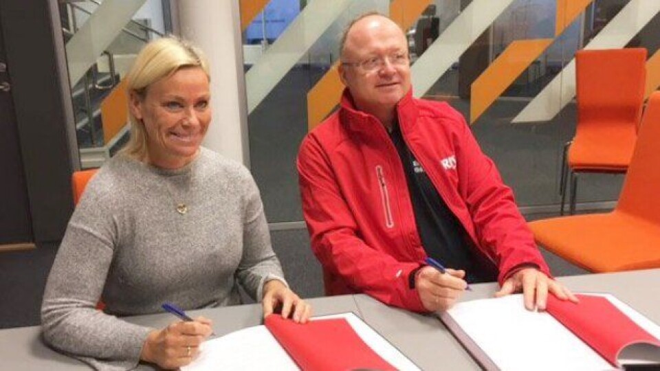 Avdelingsdirektør Astrid Eide i Statens vegvesen og Erlend Fiskum fra Risa signerte kontrakten.