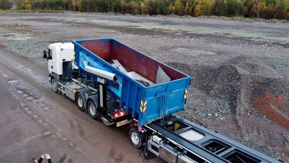 Slik blir HyCover-enheten stående ute på siden mens containeren kjøres over fra lastebilen til tilhengeren.