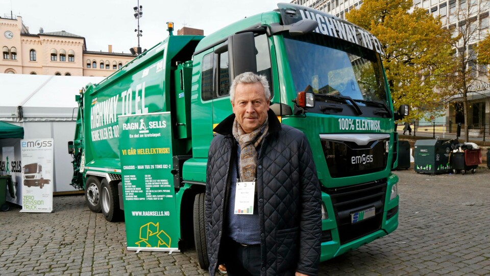 PÅ PLASS: Bjørn Hoen i Ragn-Sells med den nye elektriske renovasjonsbilen som nå tas i bruk i Oslo.