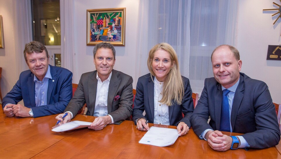 Maskinentreprenøres Forbund og forsikringsselskapet If fortsetter samarbeidet. Nå er ny avtale signert. F.v.: Arnstein Repstad (MEF), Ivar Martinsen (If), Julie M. Brodtkorb (MEF) og Knut Beckstrøm (If).