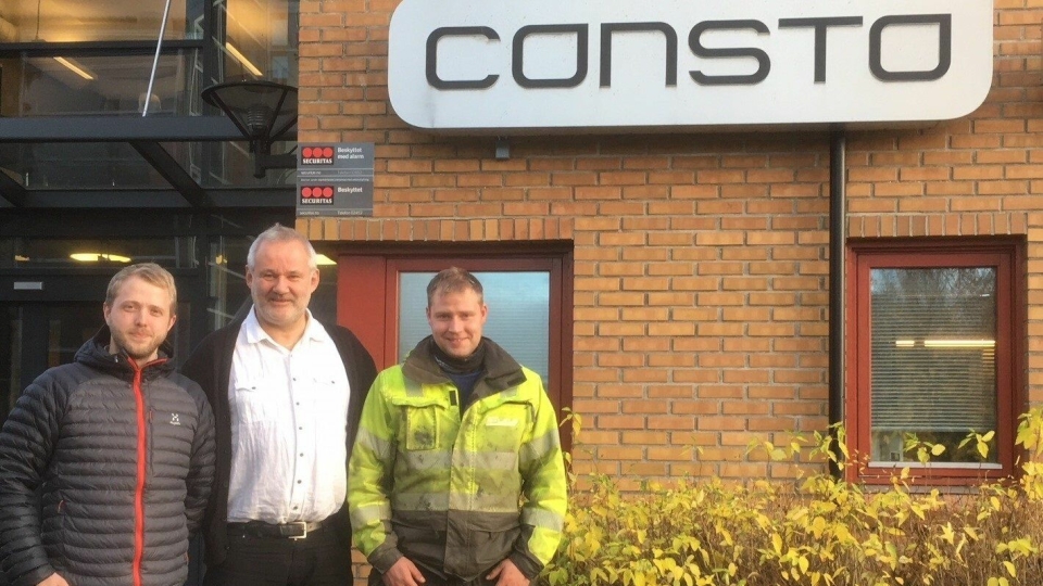Daglig leder i Consto Anlegg Nord AS, Svein-Erik Løvli (midten) er godt fornøyd med  at de to eierne av Codem AS og selskapets syv ansatte blir del av Consto. Fra venstre: Thomas Gustavsen og Ståle Koht Hansen.