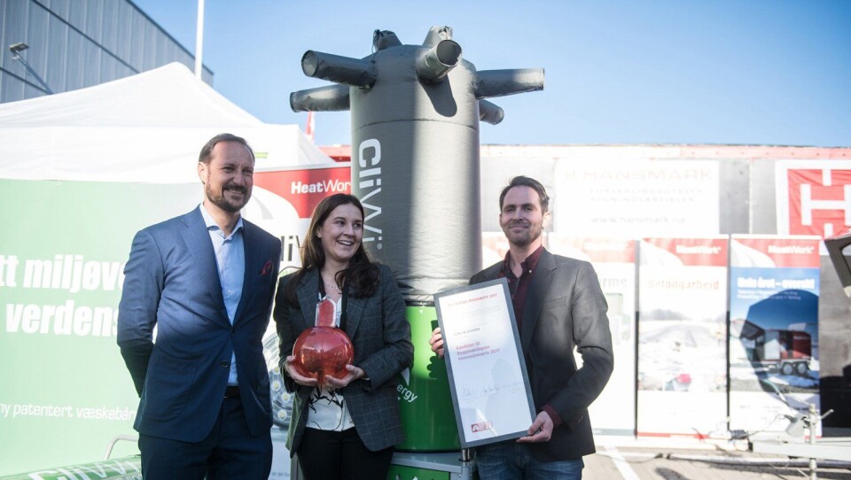 Kronprins Haakon, markedsansvarlig Kristin Markussen i Heatwork og daglig leder i Heatwork Reidar Schille på Bygg Reis deg 2017 i Lillestrøm.