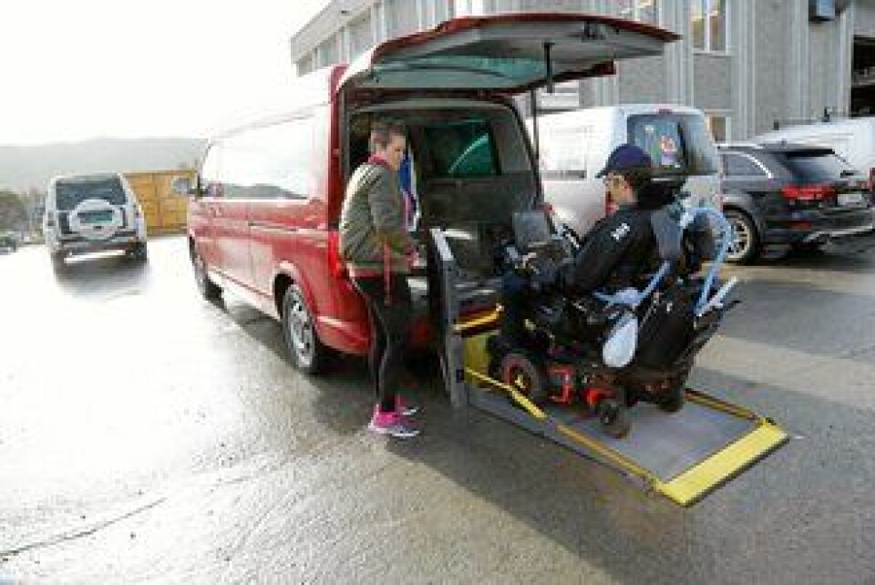 To sykepleiere fulgte Bjørn Åge Misund til jobb denne tirsdagen i høst. Ofte bidrar ansatte fra Geilo Tomteservice til transport mellom hjem og jobb.