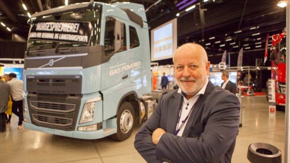 Torstein Magelssen er stolt av å kunne vise en gassdrevet Volvo FH på Gardermoen, og sier han har mange interesserte kunder.