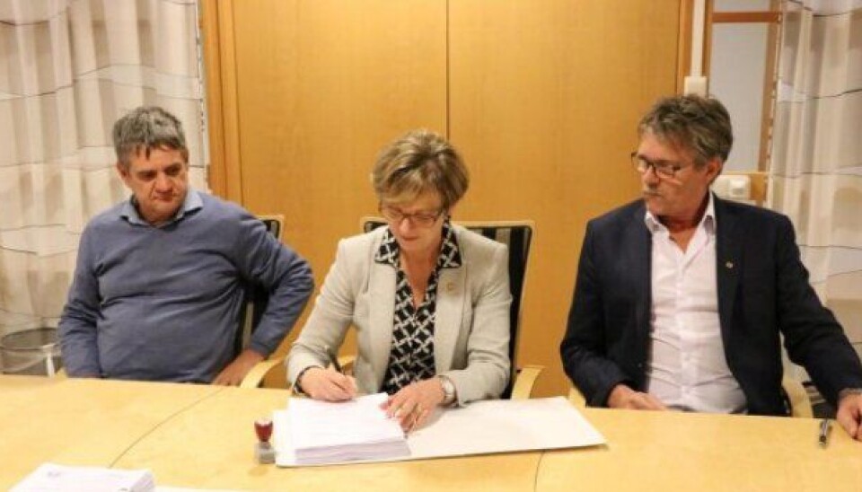 Signering av kontrakten om bygging av Åstfjordkryssinga. Fra venstre: Roman Fuksa, divisjonsdirektør i Metrostav a.s., Berit Brendskag Lied, regionvegsjef i Statens vegvesen og Øyvind Langemyr, daglig leder i Bertelsen & Garpestad AS.