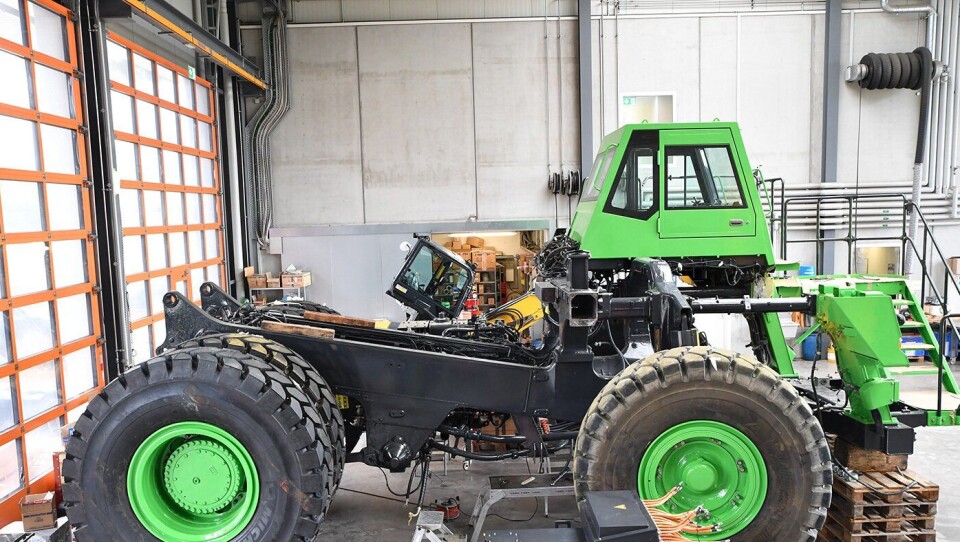 Bilder fra testing og ombygging av en Komatsu HD605 til å bli en elektrisk drevet «Edumper» fra sveitsiske Emining AG.