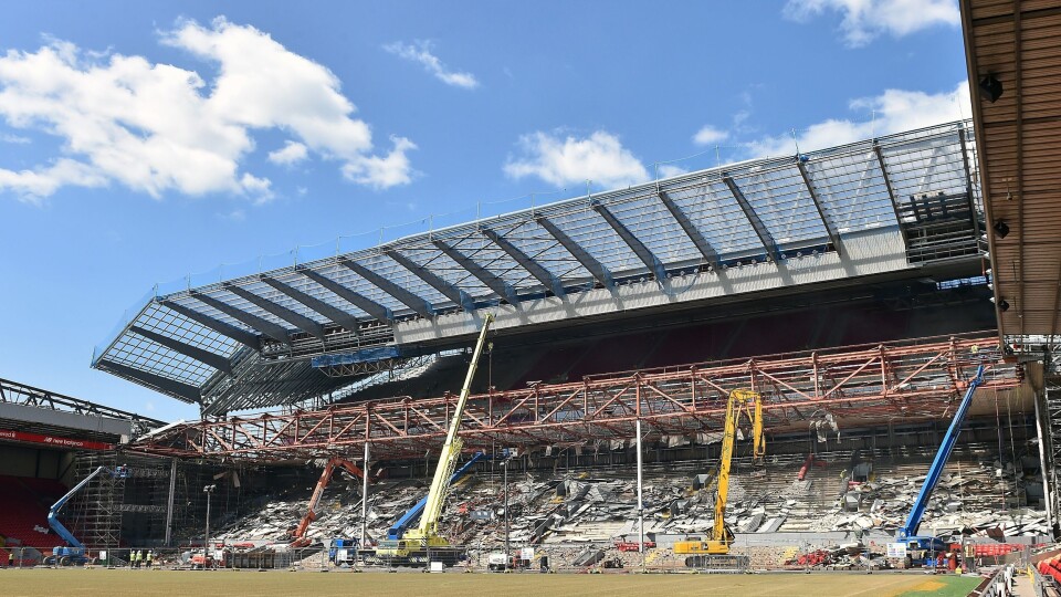 Carillion har i løpet av de siste årene blant annet hatt i oppdrag å rive og bygge ny hovedtribune på Anfield Stadium i Liverpool til nær en milliard kroner. Foto: Carillion