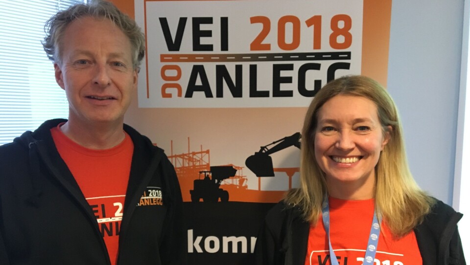 Fagsjef Njål Hagen og adm. direktør Tone Merethe Lindberg presenterte rekordtallet i maskinsalget i Norge, og hadde i tillegg fokus på kommende Vei og Anlegg som arrangeres på Hellerudsletta i mai. Foto: Klaus Eriksen