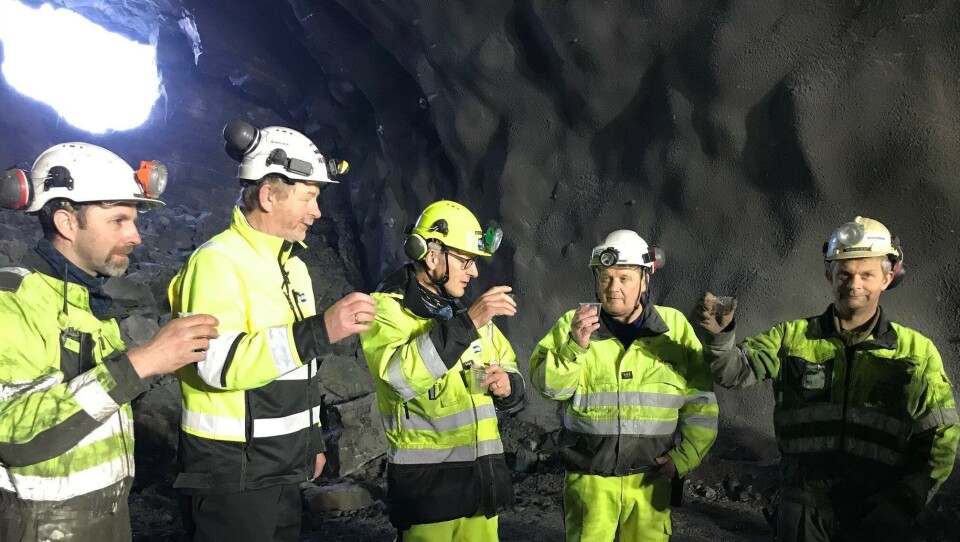 På bildet sees Håkon Vangsnes og Kjell Vestly (Kruse Smith) , Reidar Løvhaugen (BetonmastHæhre Anlegg), Ivar Helge Mo og Tor Inge Uppstad (Kruse Smith). Foto: Nye Veier