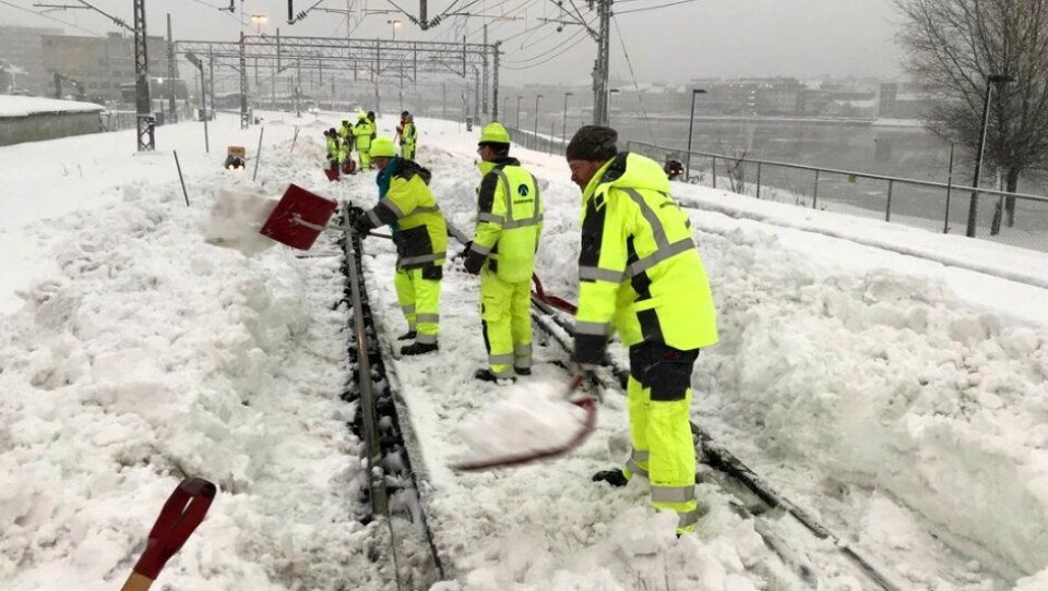 Det ble snørydding istedenfor e-postgjennomgang og møtevirksomhet for kontorfolket hos Bane Nor i Drammen tirsdag 16. januar. Foto: Bane Nor SF