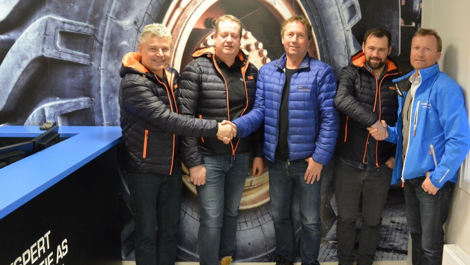 Fornøyde parter er sikre på at dette blir en god avtale. Fra venstre: Frank Ole Sørensen (daglig leder Hæhre & Isachsen Maskinutleie AS), Roger Kjenås, (daglig leder Isachsen Maskin AS), Kjell Sæter (daglig leder Ekspert Maskinutleie AS), Lars Hæhre (styreformann Hæhre & Isachsen Maskinutleie AS) og Arvid Vegge (styreformann Ekspert Maskinutleie AS). Foto: BetonmastHæhre AS