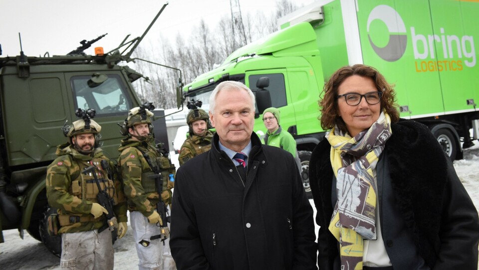 Administrerende direktør Petter Jansen i FLO og konsernsjef Tone Wille i Posten signerte kontrakten som gjør at Brings medarbeidere i fremtiden skal samarbeide med Forsvarets personell. Foto: Birger Morken, Posten Administrerende direktør Petter Jansen i FLO og konsernsjef Tone Wille i Posten signerte kontrakten som gjør at Brings medarbeidere i fremtiden skal samarbeide med Forsvarets personell. Foto: Birger Morken, Posten