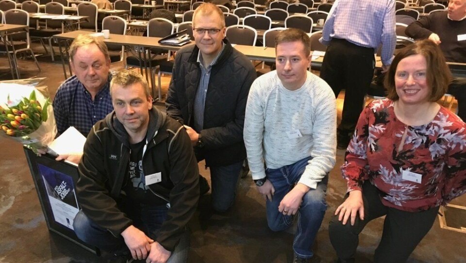 Fire fra laget var tilstede for å motta hederen. Fra venstre: Oddvar Nedregård, Johnny Karlsen, Viggo Berg og Tom Gøran Lundquist. På bildet er også Ellen Undseth, distriktsleder asfalt, Distrikt Nordmøre og Romsdal. Foto: Bjørn Eilert Eriksen