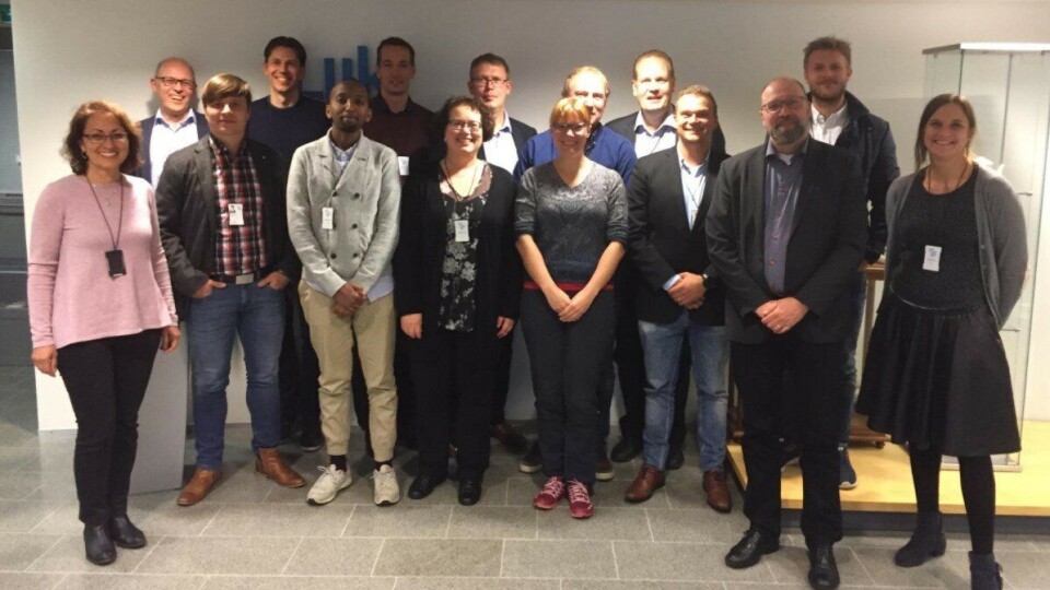 Møtedeltagerne etter undertegnelse av samarbeidsavtalen. Foto: Nye Veier