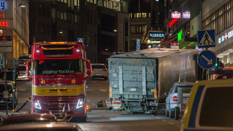 Fem personer døde og mange ble skadd da Rakhmat Akilov kjørte lastebil (den blå) i høy hastighet ned Drottninggatan. Foto: Frankie Fouganthin