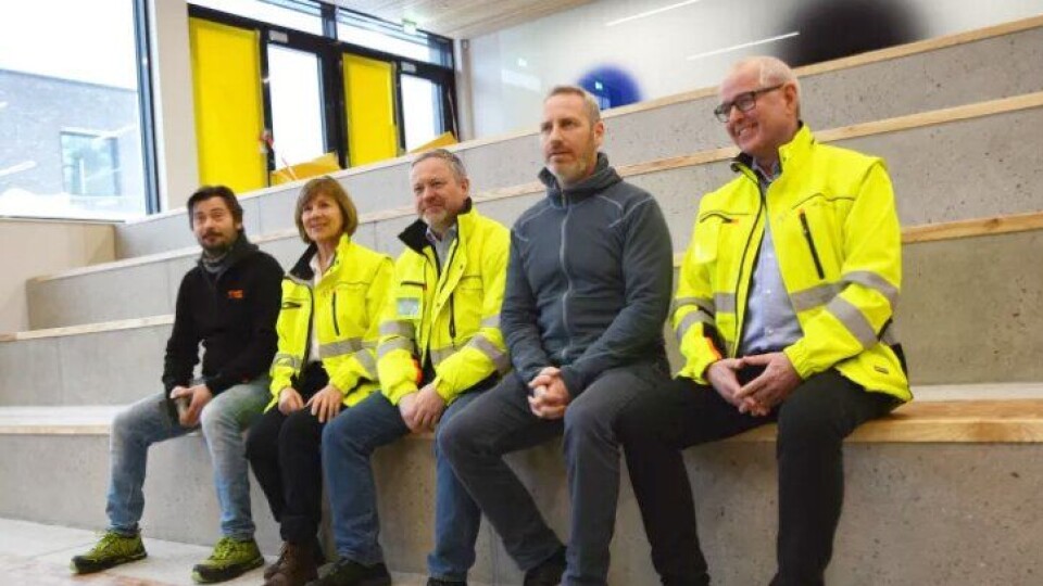 Holmen skole: HMS-leder Hugo Bergli, adm. dir. i Undervisningsbygg Rigmor Hansen, SHA-rådgiver Bård Dybsjord, prosjektleder for BetonmastHæhre Stig Rømo og prosjektleder i Undervisningsbygg Kristian Dølvik. Foto: Undervisningsbygg Oslo KF