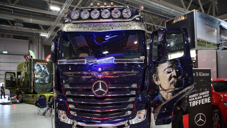 Regjeringen ønsker at Norge skal ha lysregler tilpasset de svenske. Det vil si at det kan bli tillatt med flere lys. Bilde av svenskregistrert lastebil fra Oslo Motor Show i oktober 2017. Foto: Hans Kristian Barbøl Regjeringen ønsker at Norge skal ha lysregler tilpasset de svenske. Det vil si at det kan bli tillatt med flere lys. Bilde av svenskregistrert lastebil fra Oslo Motor Show i oktober 2017. Foto: Hans Kristian Barbøl