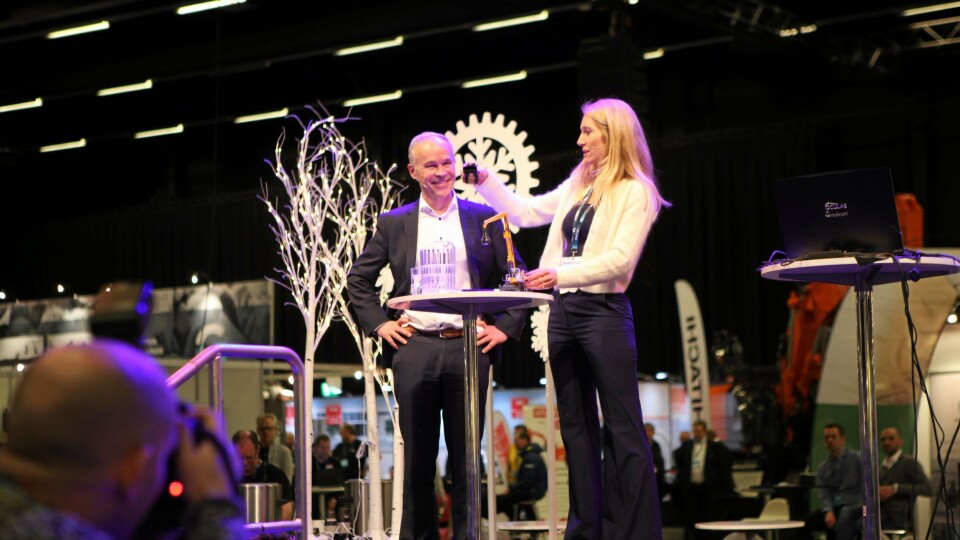Adm. direktør i MEF, Julie Brodtkorb, fremførte i forbindelse med Arctic Entrepreneur budskapet om at det trengs mer penger til yrkesutdanningen i Norge. Kunnskaps- og integreringsminister Jan Tore Sanner fikk et par modeller til å ha på kontoret for å huske på anleggsbransjen når utdanningkronene skal fordeles. Foto: Hans Kristian Barbøl
