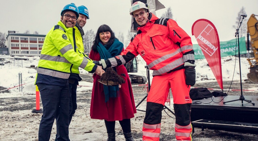 Daniel Kjørberg Siraj, konsernsjef i Obos, Mathis Grimstad fra Stor-Oslo Eiendom, Victoria Evensen leder i byutviklingskomiteen og Anders Haugland fra Veidekke tok det første spadetaket i det populære boligprosjektet Frysjaparken.Foto: Obos Daniel Kjørberg Siraj, konsernsjef i Obos, Mathis Grimstad fra Stor-Oslo Eiendom, Victoria Evensen leder i byutviklingskomiteen og Anders Haugland fra Veidekke tok det første spadetaket i det populære boligprosjektet Frysjaparken.Foto: Obos