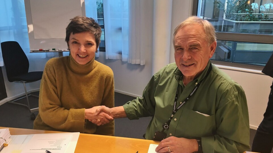 Gro Skaar Knutsen, adm.dir i Peab Bjørn Bygg og Olaf Dobloug, direktør Forsvarsbygg kampflybase signerer kontrakt. Foto: Forsvarsbygg