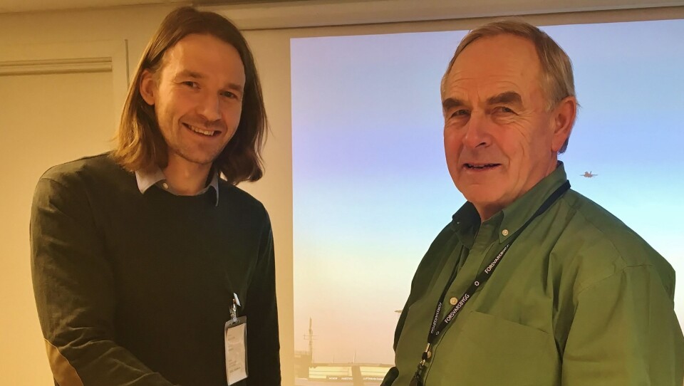 Karl Erik Valentin Hansen, leder for Temporary Space i Noreg, har signert kontrakt med Forsvarsbygg. Her ved Olaf Dobloug, direktør Forsvarsbygg kampflybase. Foto: Forsvarsnygg