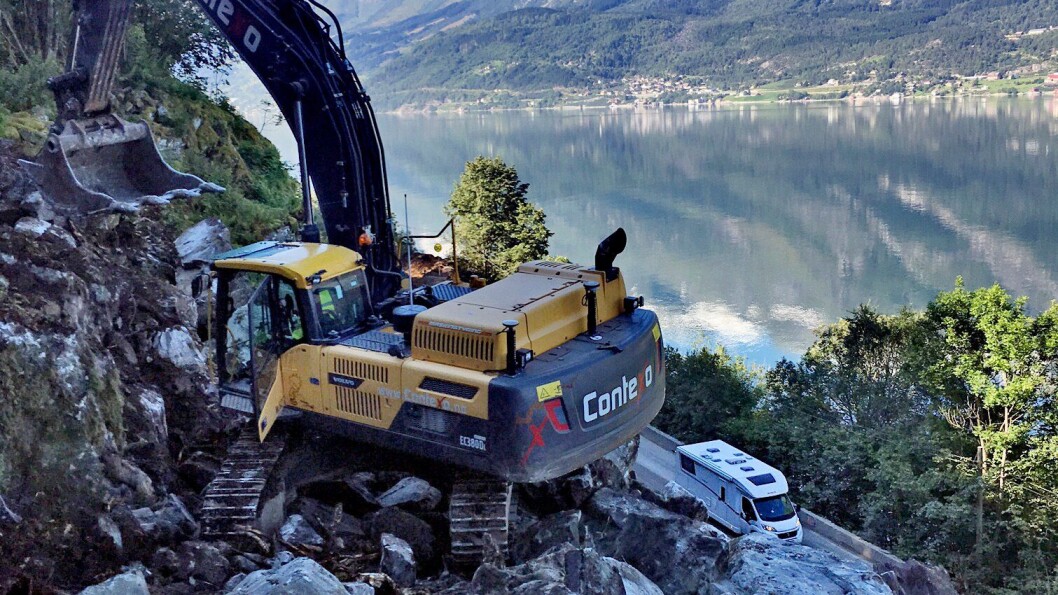 Contexo som hadde eneste tilbud er vant med bratte og rasutsatte veiprosjekter. Her fra Deidlo på fv13 langs Hardangerfjorden. Foto: Contexo Contexo som hadde eneste tilbud er vant med bratte og rasutsatte veiprosjekter. Her fra Deidlo på fv13 langs Hardangerfjorden. Foto: Contexo