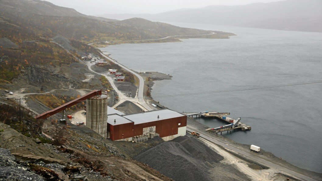 Gruveselskapet Nussir har fått tillatelse til å deponere overskuddsmassene fra gravingen etter kobber i Repparfjorden (Finnmark). Men det blir ikke gitt nye tillatelser i denne stortings-perioden - etter Venstres ønske. Gruveselskapet Nussir har fått tillatelse til å deponere overskuddsmassene fra gravingen etter kobber i Repparfjorden (Finnmark). Men det blir ikke gitt nye tillatelser i denne stortings-perioden - etter Venstres ønske.