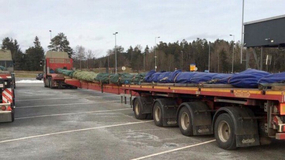 5. februar 2018 ble disse to spesialtransportene stoppet på Svinesund med sommerdekk, og andre mangler. Foto: Statens vegvesen