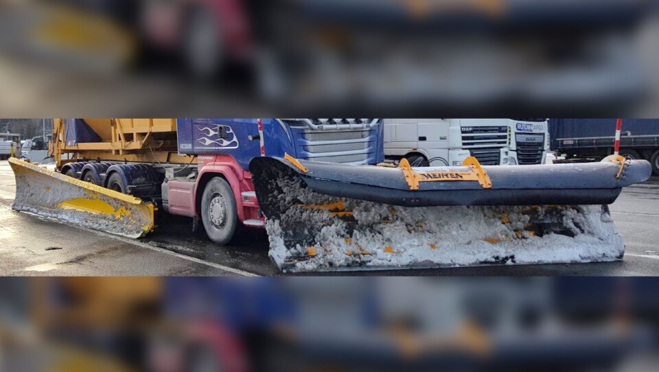 Denne svenske brøytebilen skulle snu på norsk side av grensen, ved E6 Svinesind, for å brøyte fra grensen på svensk side. Det kostet mye tid og penger.