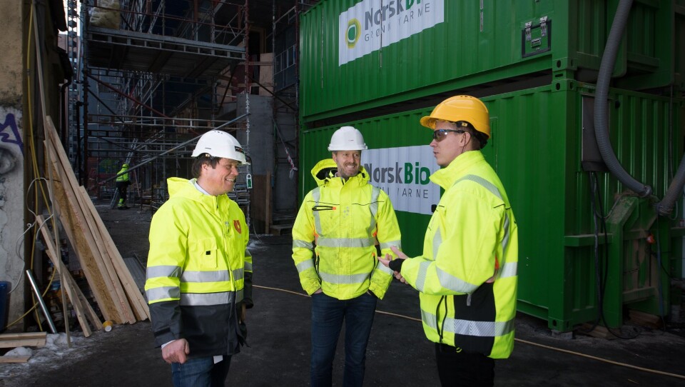 Salgs- og markedssjef i Utleiesenteret, Morten Dahl (t.v.), daglig leder i Norsk Bio, Henrik Kjæreng og anleggsleder hos JM Entreprenør AS, Thomas Rødseth, er enige om at det miljøvennlige fyringsanlegget i bakgrunnen er fremtiden med tanke på å redusere utslippene fra norske byggeplasser. Anlegget, som har trepellets som ernergikilde, er nå i drift i «Hollenderkvartalet» i Schweigaardsgate 40-46 i Oslo.