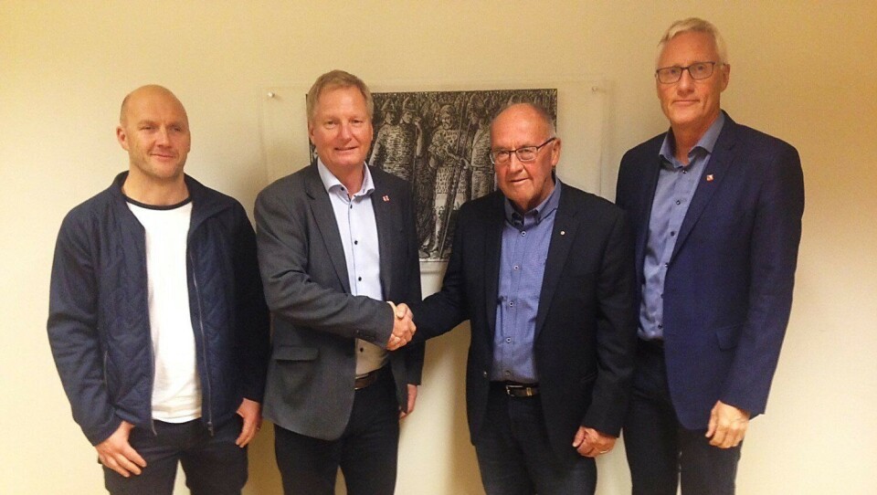 På bildet fra inngåelse av intensjonsavtalen (f.v.): Daglig leder Morten Hynne i Grande Entreprenør, adm. dir. Dag Andresen i Veidekke Entreprenør, styreformann Kåre Hynne i Grande Entreprenør og distriktsleder Ståle Brovold i Veidekke Entreprenør Trøndelag. Foto: Veidekke