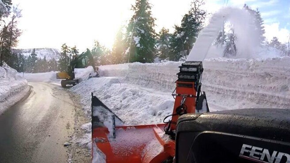 Kjosås Maskin rensker ned kantsnø til traktor fra Henrik Steine AS.