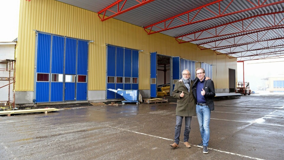 NYBYGGET: Leder av SKAB-gruppen Tomas Andersson (t.v) sammen med fabrikkdirektør Richard Nilsson foran de nye lokalene.