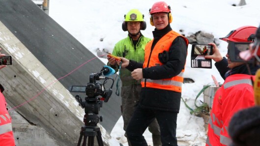 Samferdselsminister Ketil Solvik-Olsen fikk avslutte tunneldrivingen med å trykke på knappen sammen med sprengningslederen. Samferdselsminister Ketil Solvik-Olsen fikk avslutte tunneldrivingen med å trykke på knappen sammen med sprengningslederen.
