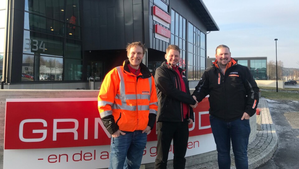 Fra venstre: Daglig leder Magnar Hafsrød Kristiansen, maskinsjef Svend Landsverk og Nastas Østfold-representant Sjur Wethal Helljesen med fornøyde smil etter at avtalen om levering av elleve nye Hitachi maskiner fra 3 - 42 tonn ble signert.