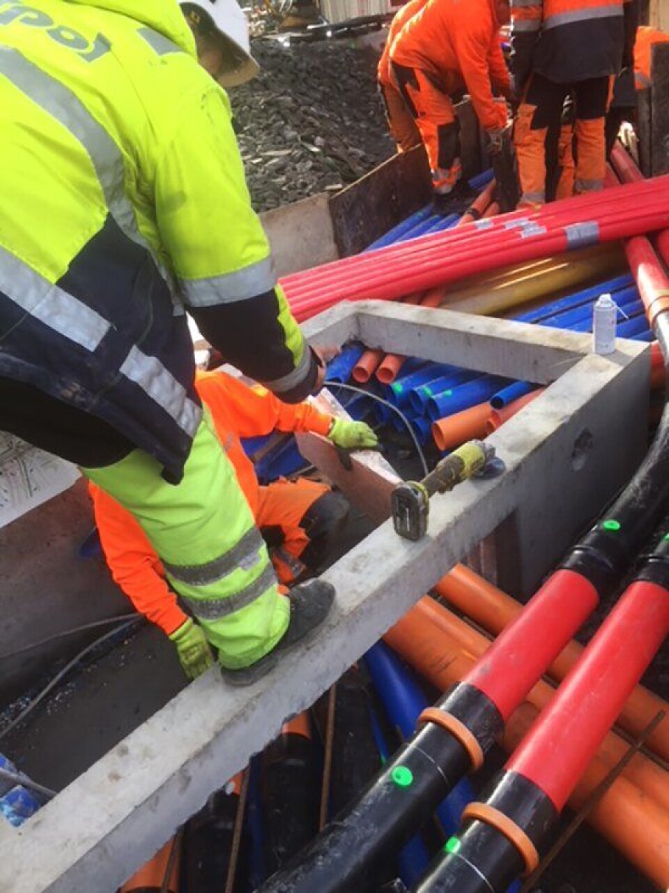 Fargen på trekkerøret angir hvilken type kabel som ligger i røret. Bildet viser en trekkekum i et gatekryss i Oslo hvor et stort antall trekkerør møtes.