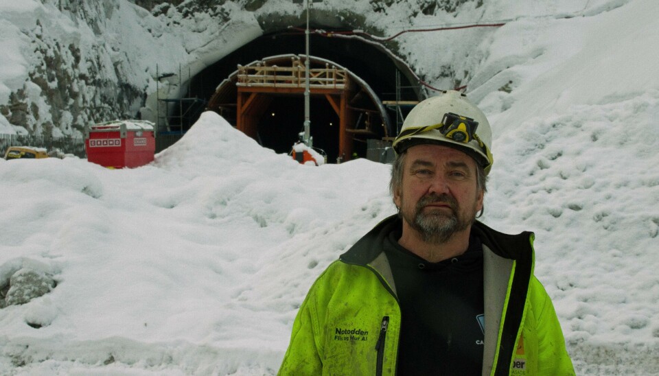 Tunnelen mellom Gvammen og Århus er det største oppdraget Notodden Flis og Mur AS har fått hittil, sier Trond Langedok som driver selskapet.