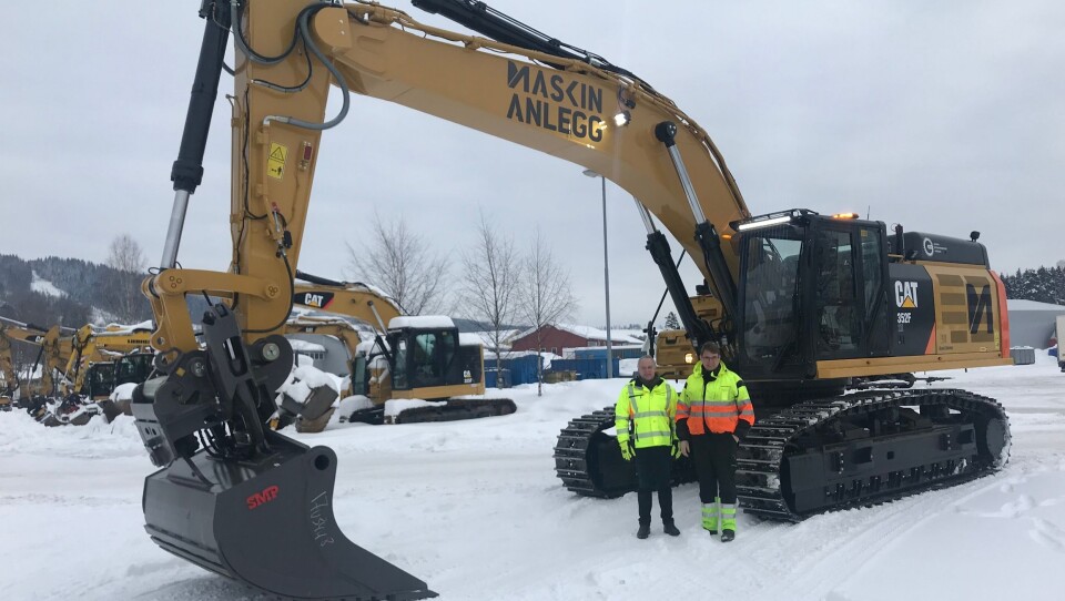 Daglig leder John Petter Helset i Maskinanlegg (t.v.) og maskinfører av Cat 352FLXE, Claus Kviesgaard.