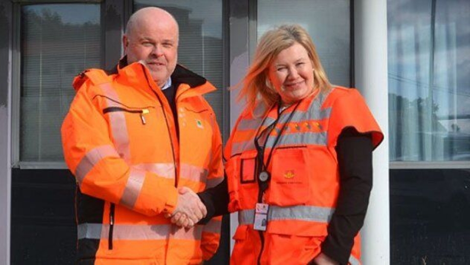 Avdelingsdirektør Grethe Vikane i Statens vegvesen gratulerer daglig leder Torbjørn Foss i Fyllingen Maskin AS med oppdraget.