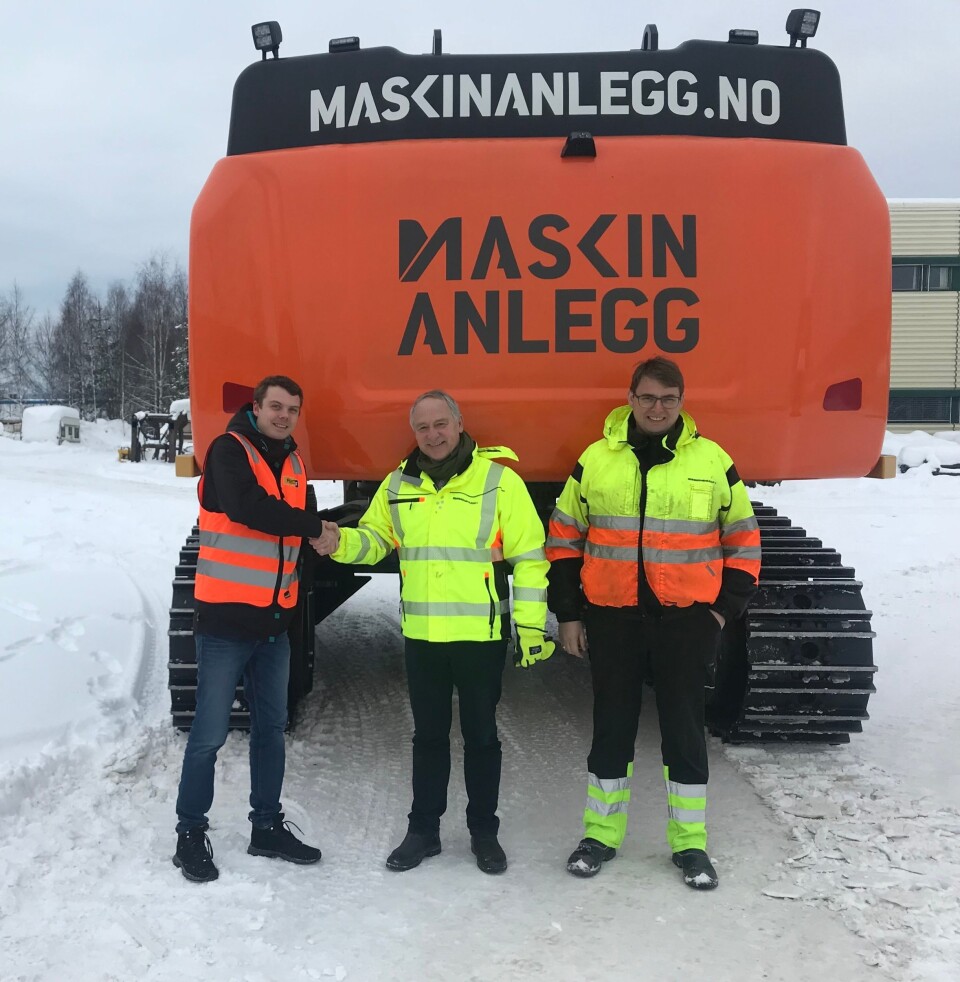 Fra venstre: Hedmarks-selger Jonas Strande i Pon Equipment, daglig leder John Petter Helset i Maskinanlegg (t.v.) og maskinfører av Cat 352FLXE, Claus Kviesgaard.