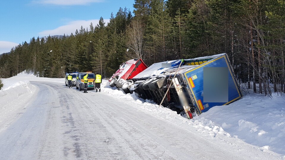 Dette polske vogntoget med trelast hadde stått i grøfta tre dager i påvente av billig berging fra Polen. Bergerne ble sendt hjem med uløst oppdrag på grunn av manglende kompetanse.